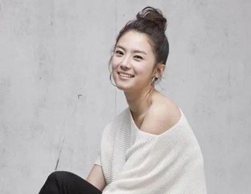 她曾與林志穎搭檔走紅！卻因戀愛巔峰退圈　如今「穿婆婆褲子」躺公公腿上引熱議