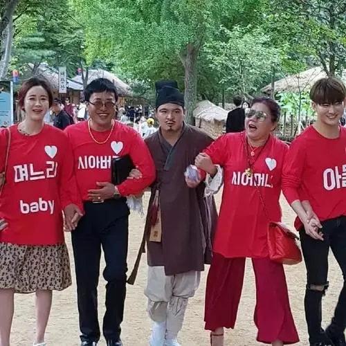 她曾與林志穎搭檔走紅！卻因戀愛巔峰退圈　如今「穿婆婆褲子」躺公公腿上引熱議