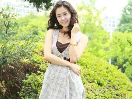 她曾與林志穎搭檔走紅！卻因戀愛巔峰退圈　如今「穿婆婆褲子」躺公公腿上引熱議