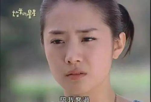她曾與林志穎搭檔走紅！卻因戀愛巔峰退圈　如今「穿婆婆褲子」躺公公腿上引熱議