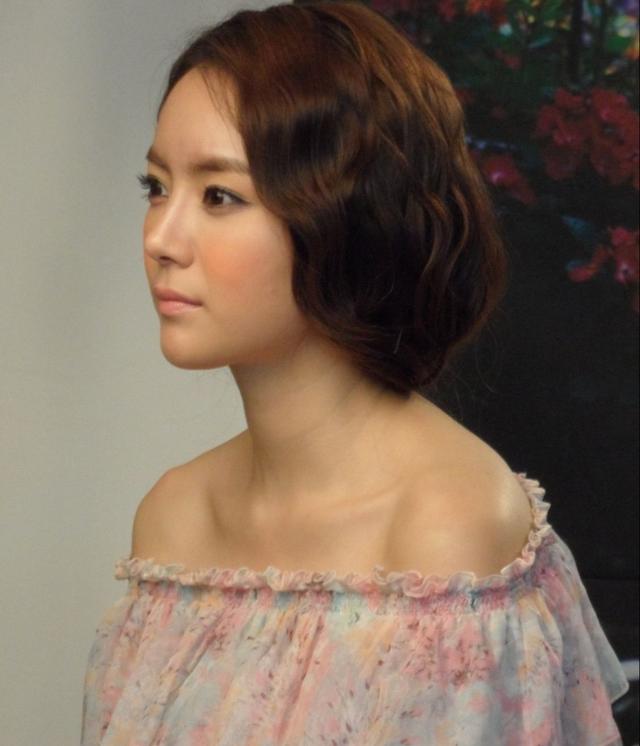 她曾與林志穎搭檔走紅！卻因戀愛巔峰退圈　如今「穿婆婆褲子」躺公公腿上引熱議