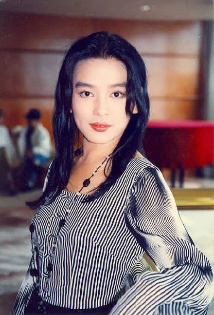 息影25年罕露面！酒窩女神「苦忍小三罵名悄賺上億」58歲翻身「紅潤發福照曝光」網友一看狂讚