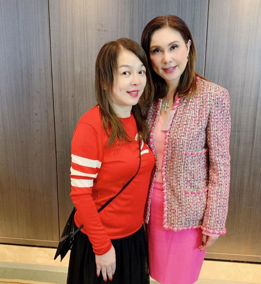 息影25年罕露面！酒窩女神「苦忍小三罵名悄賺上億」58歲翻身「紅潤發福照曝光」網友一看狂讚