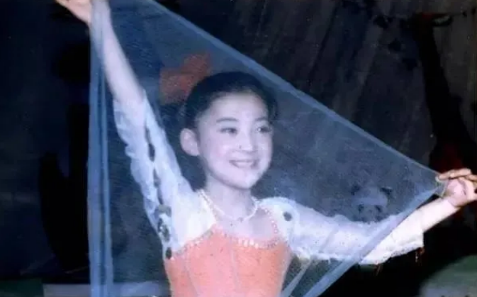 她是娛樂圈第一戀愛腦！閃婚2次「倒貼全副身家」　卻被章子怡羨慕：根本人生贏家