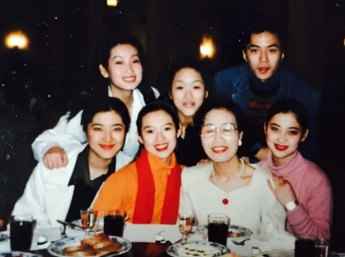 她是娛樂圈第一戀愛腦！閃婚2次「倒貼全副身家」　卻被章子怡羨慕：根本人生贏家