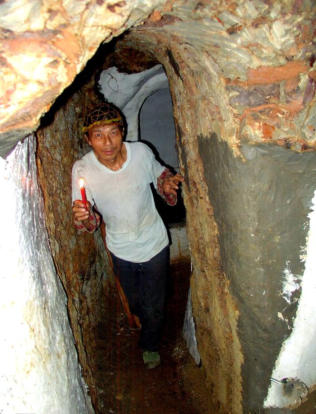 初戀女友棄他而去！失戀男進山鑿出「三室一廳」　藏身大山21年「67歲多人上門提親」