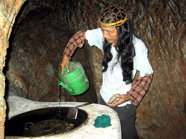 初戀女友棄他而去！失戀男進山鑿出「三室一廳」　藏身大山21年「67歲多人上門提親」