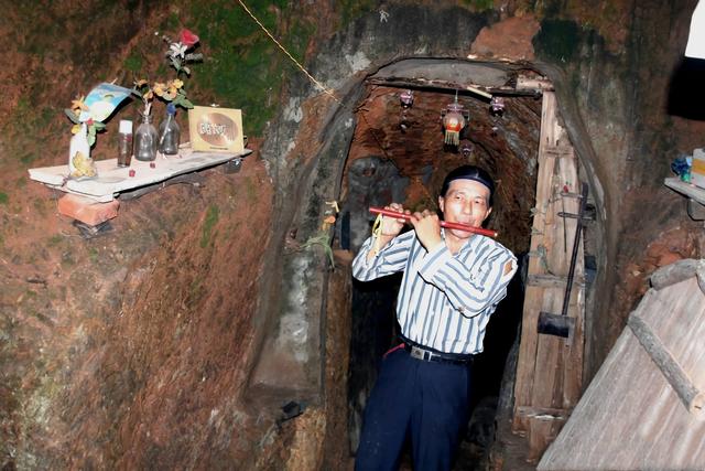 初戀女友棄他而去！失戀男進山鑿出「三室一廳」　藏身大山21年「67歲多人上門提親」