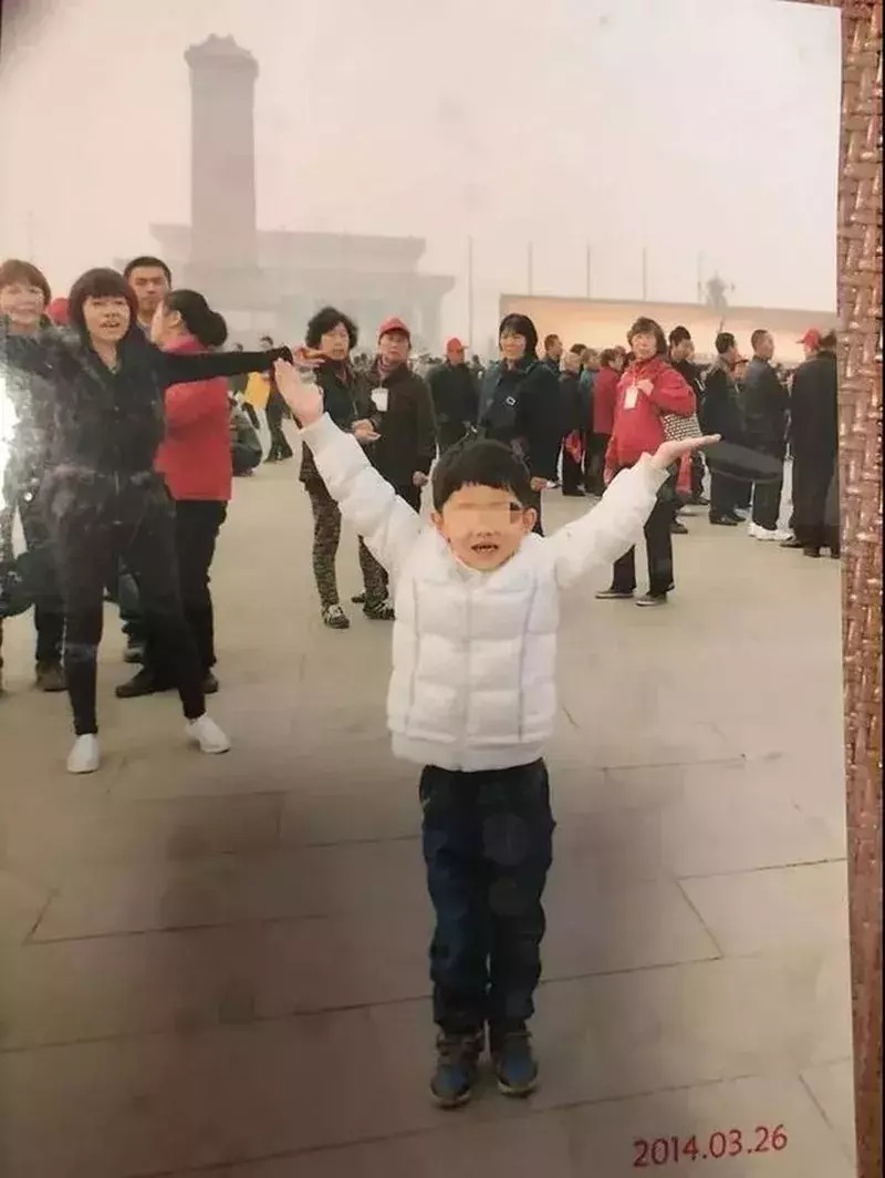 無血緣卻勝似親人！雇主雙雙離去「她義無反顧帶大孩子」　不惜傾家蕩產下跪「無償養育13年」網淚：人間大愛