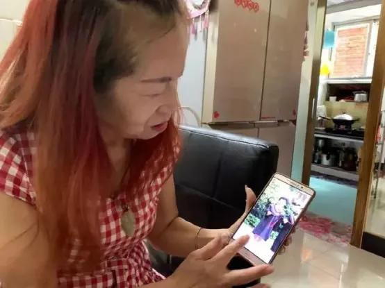 無血緣卻勝似親人！雇主雙雙離去「她義無反顧帶大孩子」　不惜傾家蕩產下跪「無償養育13年」網淚：人間大愛