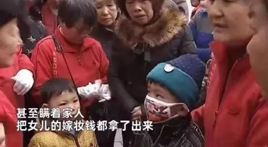 無血緣卻勝似親人！雇主雙雙離去「她義無反顧帶大孩子」　不惜傾家蕩產下跪「無償養育13年」網淚：人間大愛