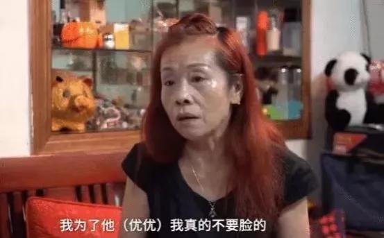 無血緣卻勝似親人！雇主雙雙離去「她義無反顧帶大孩子」　不惜傾家蕩產下跪「無償養育13年」網淚：人間大愛