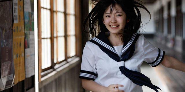 15歲女孩因不給買手機！當街嘶吼母親並動手「被路人大罵不道德」　誰知女孩才是可憐人