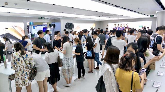 15歲女孩因不給買手機！當街嘶吼母親並動手「被路人大罵不道德」　誰知女孩才是可憐人