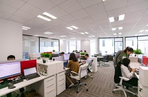 女子辦公室吃早餐！「被罰1000元」憤怒辭職　次月行政經理「悔不當初」：虧大了