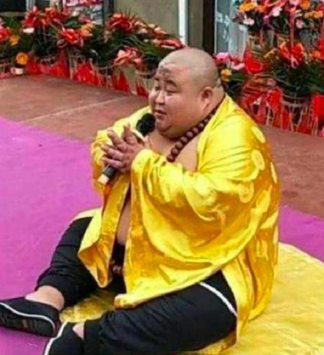 男子因「長得像彌勒佛」走紅！被富婆看中帶回家「供養」　後來結局警醒了所有人：別惹佛祖