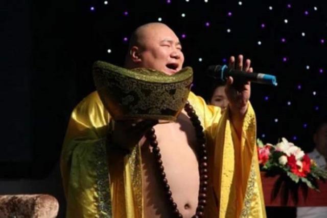 男子因「長得像彌勒佛」走紅！被富婆看中帶回家「供養」　後來結局警醒了所有人：別惹佛祖