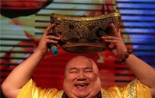 男子因「長得像彌勒佛」走紅！被富婆看中帶回家「供養」　後來結局警醒了所有人：別惹佛祖