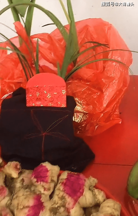  女孩不聽話留宿男友家！親媽探訪看到「香蕉」後　轉身立刻「拉走女兒」：別傻了 