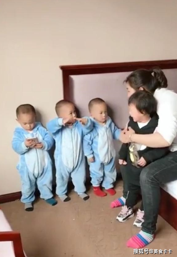3胞胎把小姨打哭！媽媽一問誰打的　隨後寶寶反應「把媽媽逗笑了」： 心好累
