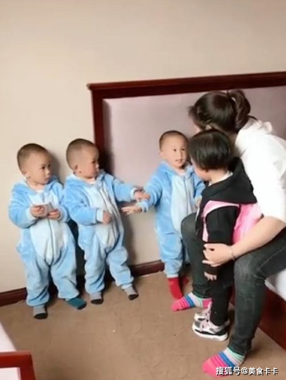 3胞胎把小姨打哭！媽媽一問誰打的　隨後寶寶反應「把媽媽逗笑了」： 心好累