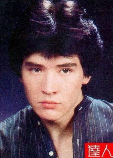 因姐姐「棄醫從藝」唱紅兩岸三地！又為媽媽被封殺14年　今61歲「等真愛」選擇孤獨一生