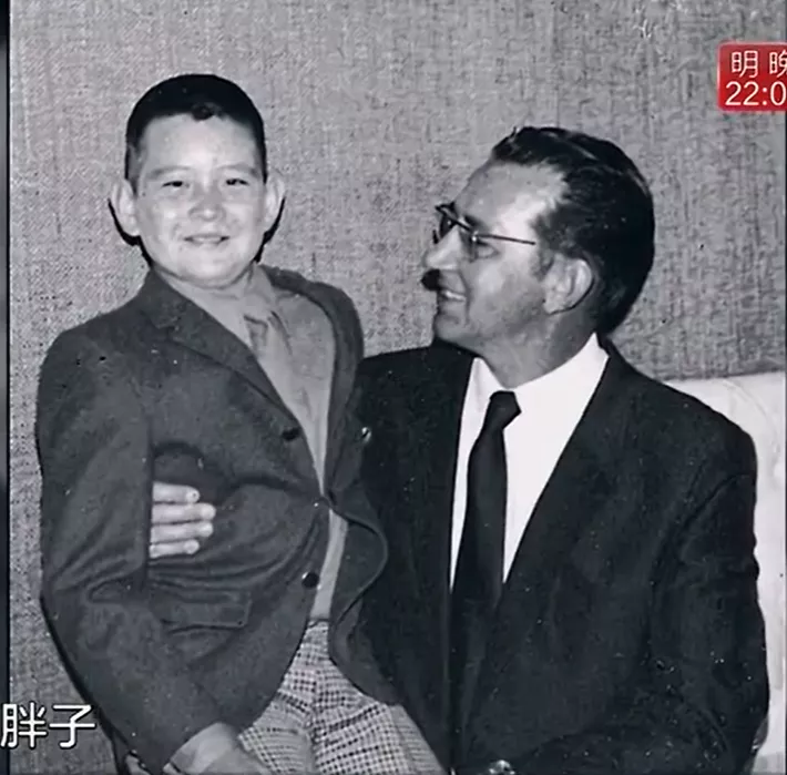 因姐姐「棄醫從藝」唱紅兩岸三地！又為媽媽被封殺14年　今61歲「等真愛」選擇孤獨一生