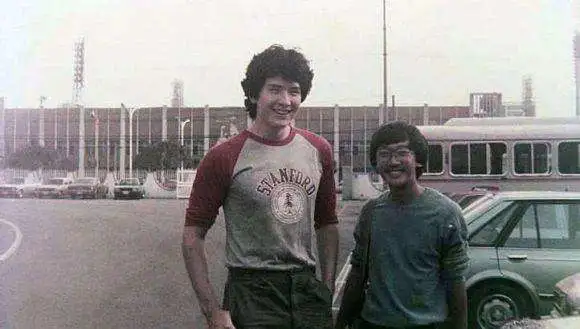 因姐姐「棄醫從藝」唱紅兩岸三地！又為媽媽被封殺14年　今61歲「等真愛」選擇孤獨一生