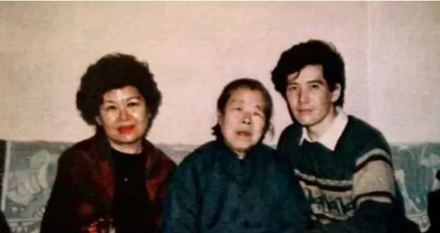 因姐姐「棄醫從藝」唱紅兩岸三地！又為媽媽被封殺14年　今61歲「等真愛」選擇孤獨一生