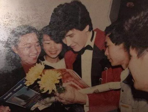 因姐姐「棄醫從藝」唱紅兩岸三地！又為媽媽被封殺14年　今61歲「等真愛」選擇孤獨一生