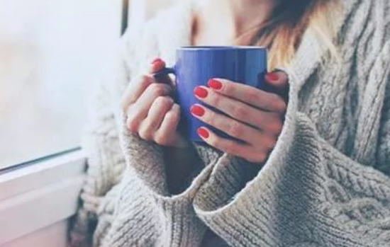 一到冬天就手腳冰涼！女教師曬「手部照片」抱怨　「醫學生一看」連忙喊話：趕快去醫院