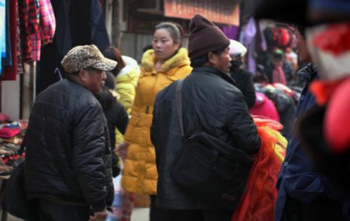 婆婆去世不久！我接公公來城裡住　到半夜發現「床邊有人」開燈後我嚇呆了