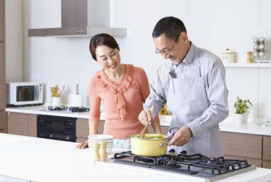 婆婆去世不久！我接公公來城裡住　到半夜發現「床邊有人」開燈後我嚇呆了