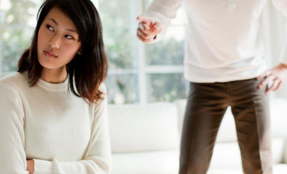 婆婆去世不久！我接公公來城裡住　到半夜發現「床邊有人」開燈後我嚇呆了