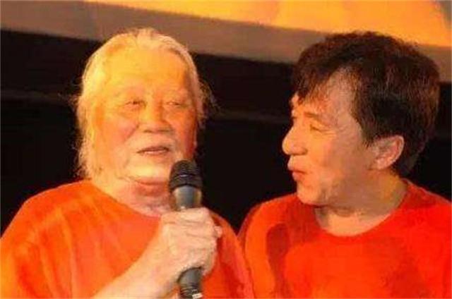 成龍同父異母的大哥！7歲時被父親拋棄　73歲第一次「見到明星弟弟」直言不貪他的錢