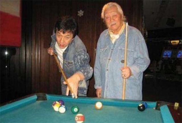 成龍同父異母的大哥！7歲時被父親拋棄　73歲第一次「見到明星弟弟」直言不貪他的錢
