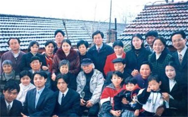 成龍同父異母的大哥！7歲時被父親拋棄　73歲第一次「見到明星弟弟」直言不貪他的錢