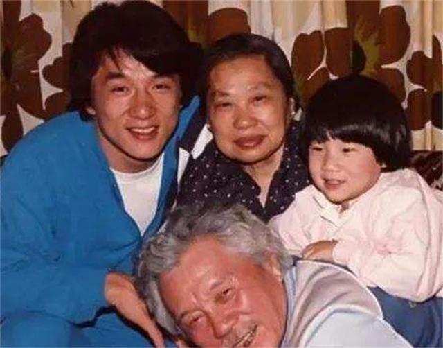 成龍同父異母的大哥！7歲時被父親拋棄　73歲第一次「見到明星弟弟」直言不貪他的錢