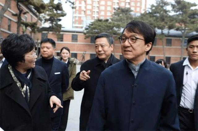 成龍同父異母的大哥！7歲時被父親拋棄　73歲第一次「見到明星弟弟」直言不貪他的錢