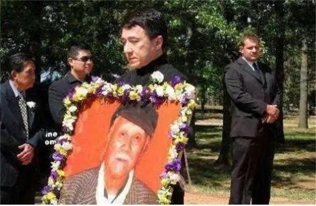成龍同父異母的大哥！7歲時被父親拋棄　73歲第一次「見到明星弟弟」直言不貪他的錢