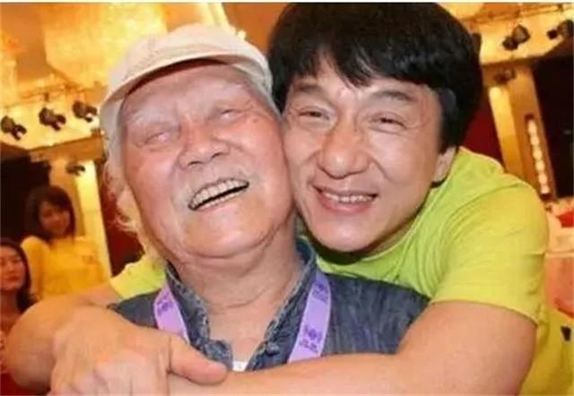成龍同父異母的大哥！7歲時被父親拋棄　73歲第一次「見到明星弟弟」直言不貪他的錢