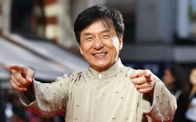 成龍同父異母的大哥！7歲時被父親拋棄　73歲第一次「見到明星弟弟」直言不貪他的錢