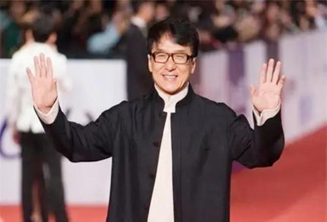 成龍同父異母的大哥！7歲時被父親拋棄　73歲第一次「見到明星弟弟」直言不貪他的錢