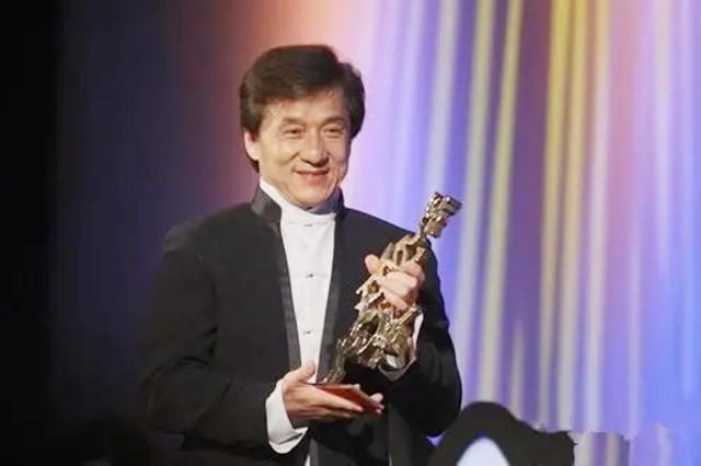 成龍同父異母的大哥！7歲時被父親拋棄　73歲第一次「見到明星弟弟」直言不貪他的錢