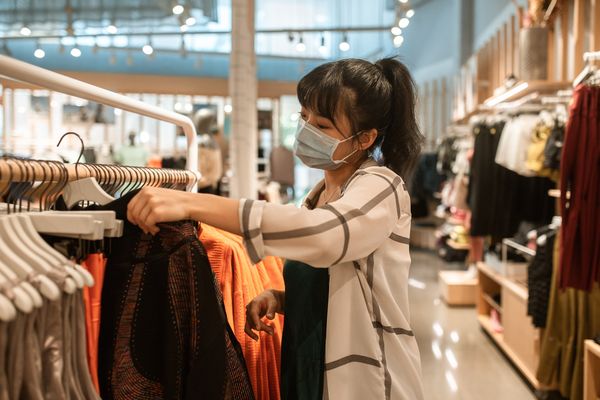 想拐男友付錢！公主女友「吵著買3980外套」否則就不走　他氣炸走掉「下秒接一通陌生電話」瞬間傻了