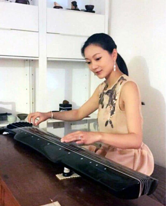 不計前嫌！她嫁大31歲名導演「婆婆極力反對」　婚後成賢內助「照顧婆婆到臨終」夫家愧疚改觀