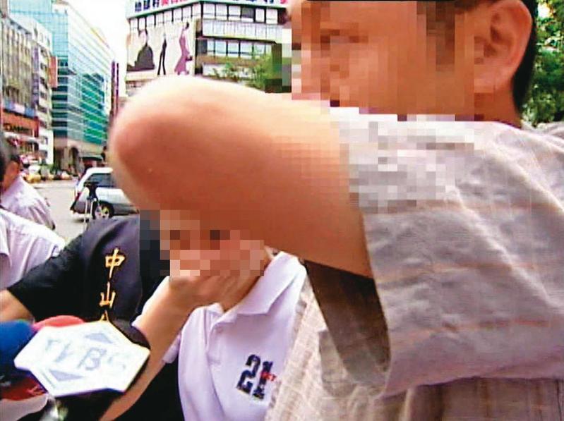 可憐女童丟命！惡保母否認犯案「布娃娃現身討公道」　辦案膠著「地板突然被染紅」揭穿陰謀