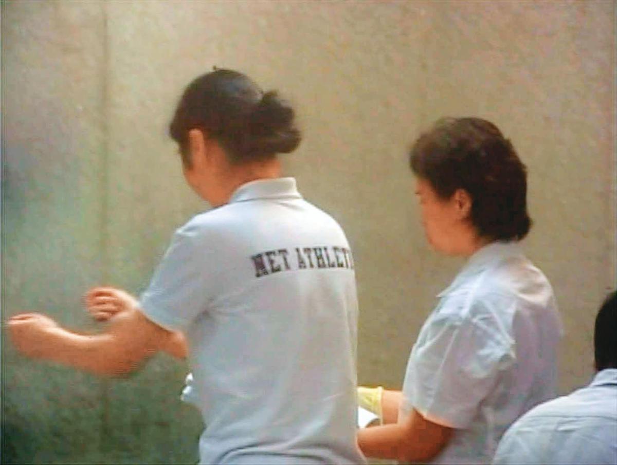可憐女童丟命！惡保母否認犯案「布娃娃現身討公道」　辦案膠著「地板突然被染紅」揭穿陰謀