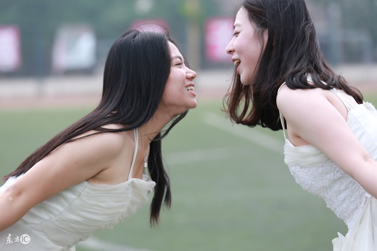 從小一起長大！結婚後「閨蜜經常來我家玩」　有天她「蹲下綁鞋帶」婆婆說：媳婦，別讓她來了
