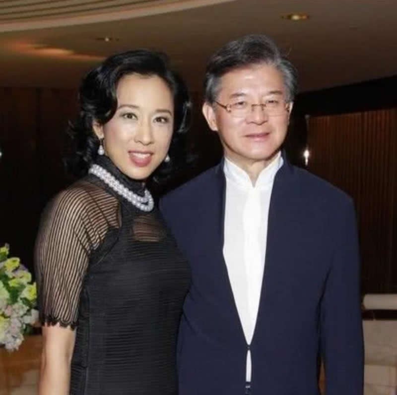 百億家產無人繼承！髮妻陪他白手起家「61歲為娶朱玲玲拋妻棄子」　離婚時「前妻不要分文」兒子也不原諒他